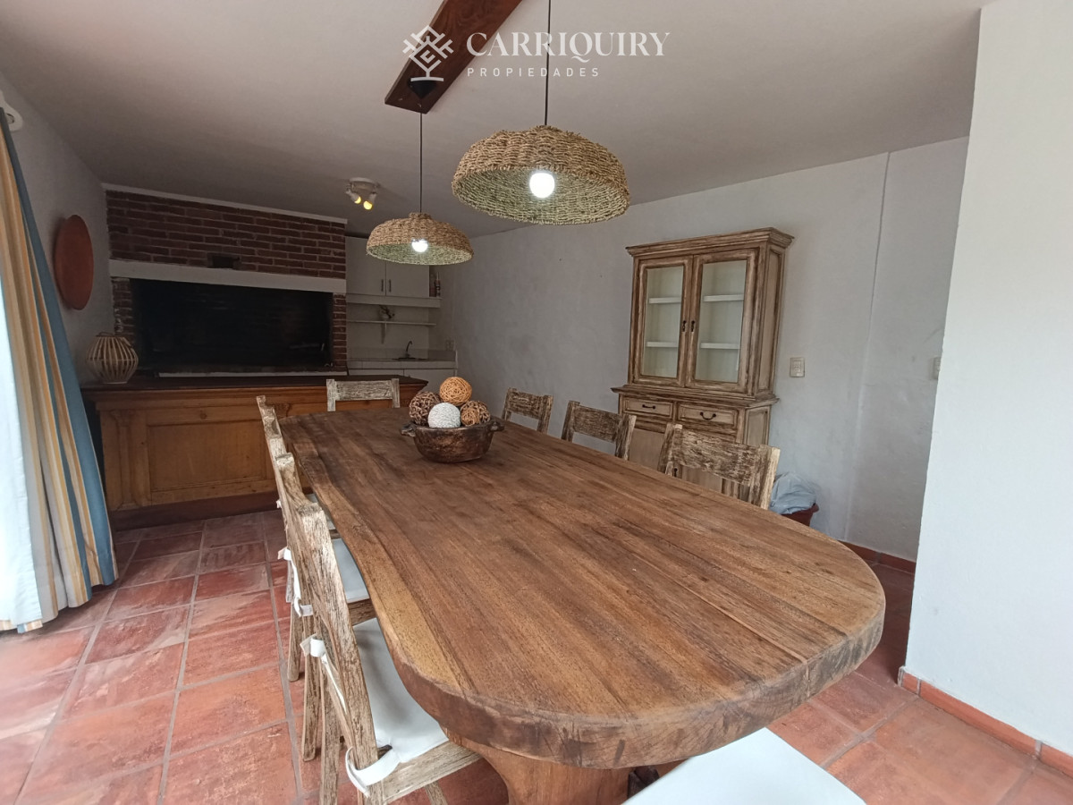 Casa ID.10691/Alquiler-de-temporada,-casa-de-3-dormitorios-con-piscina-y-barbacoa-abierta. - Disponible en alquier Casa en Mansa - Punta del Este, a pasos del mar