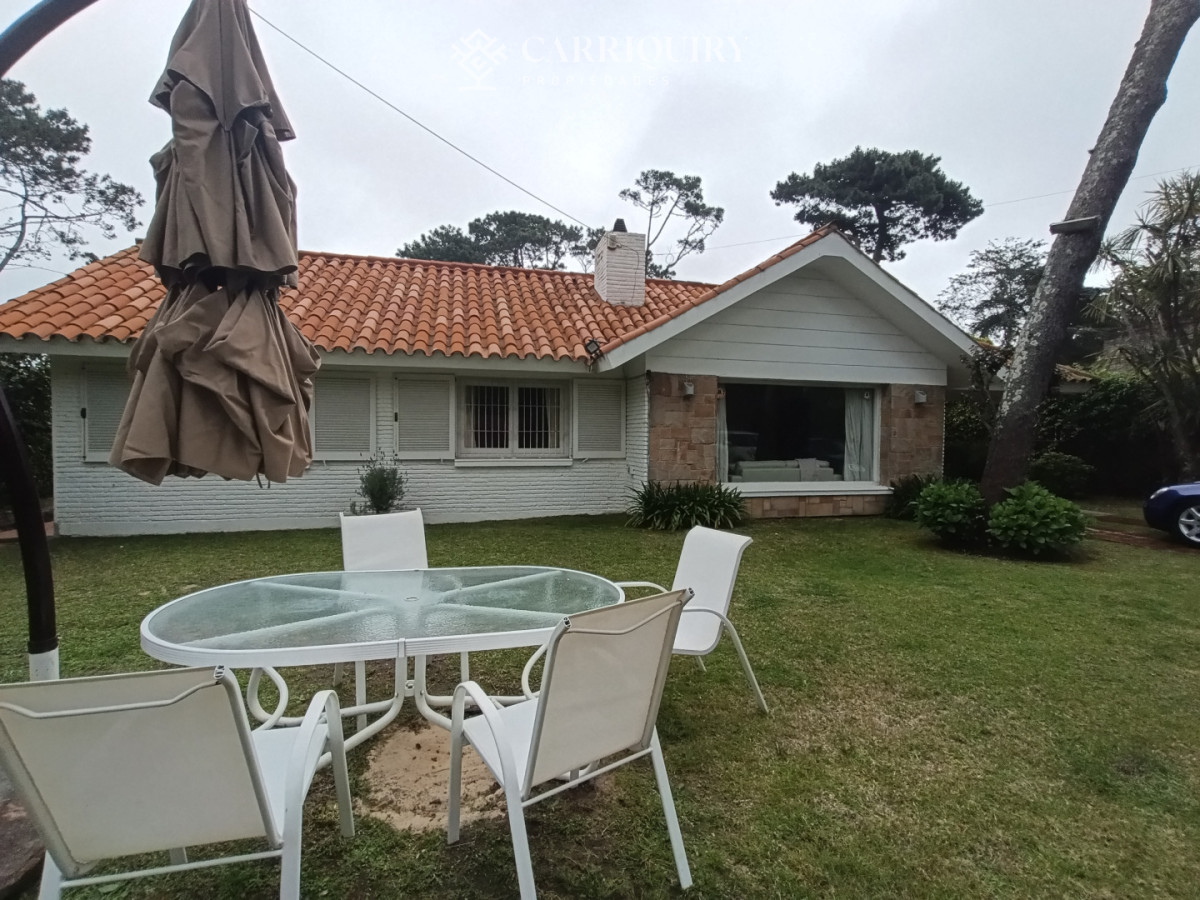Casa ID.10691/Alquiler-de-temporada,-casa-de-3-dormitorios-con-piscina-y-barbacoa-abierta. - Disponible en alquier Casa en Mansa - Punta del Este, a pasos del mar