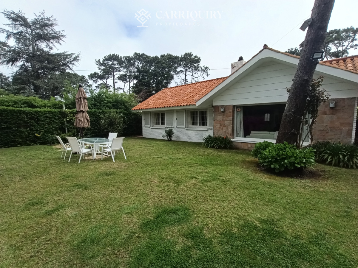 Casa ID.10691/Alquiler-de-temporada,-casa-de-3-dormitorios-con-piscina-y-barbacoa-abierta. - Disponible en alquier Casa en Mansa - Punta del Este, a pasos del mar