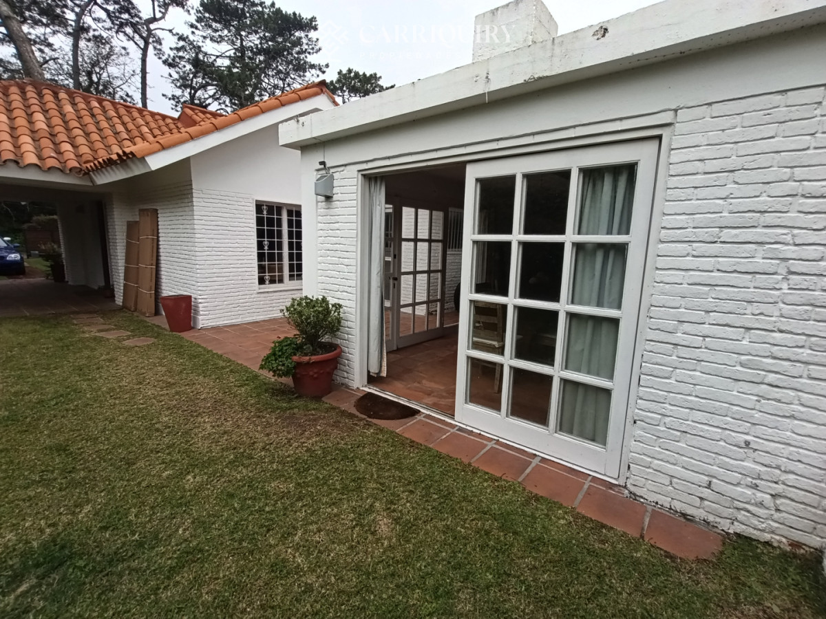 Casa ID.10691/Alquiler-de-temporada,-casa-de-3-dormitorios-con-piscina-y-barbacoa-abierta. - Disponible en alquier Casa en Mansa - Punta del Este, a pasos del mar