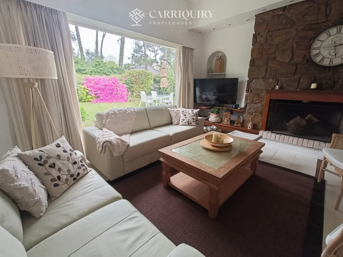 Casa ID.10691/Alquiler-de-temporada,-casa-de-3-dormitorios-con-piscina-y-barbacoa-abierta. - Disponible en alquier Casa en Mansa - Punta del Este, a pasos del mar