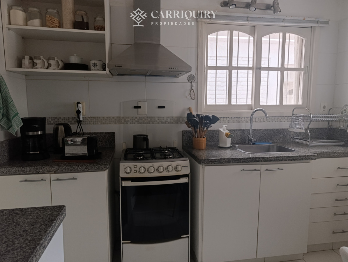 Casa ID.10691/Alquiler-de-temporada,-casa-de-3-dormitorios-con-piscina-y-barbacoa-abierta. - Disponible en alquier Casa en Mansa - Punta del Este, a pasos del mar