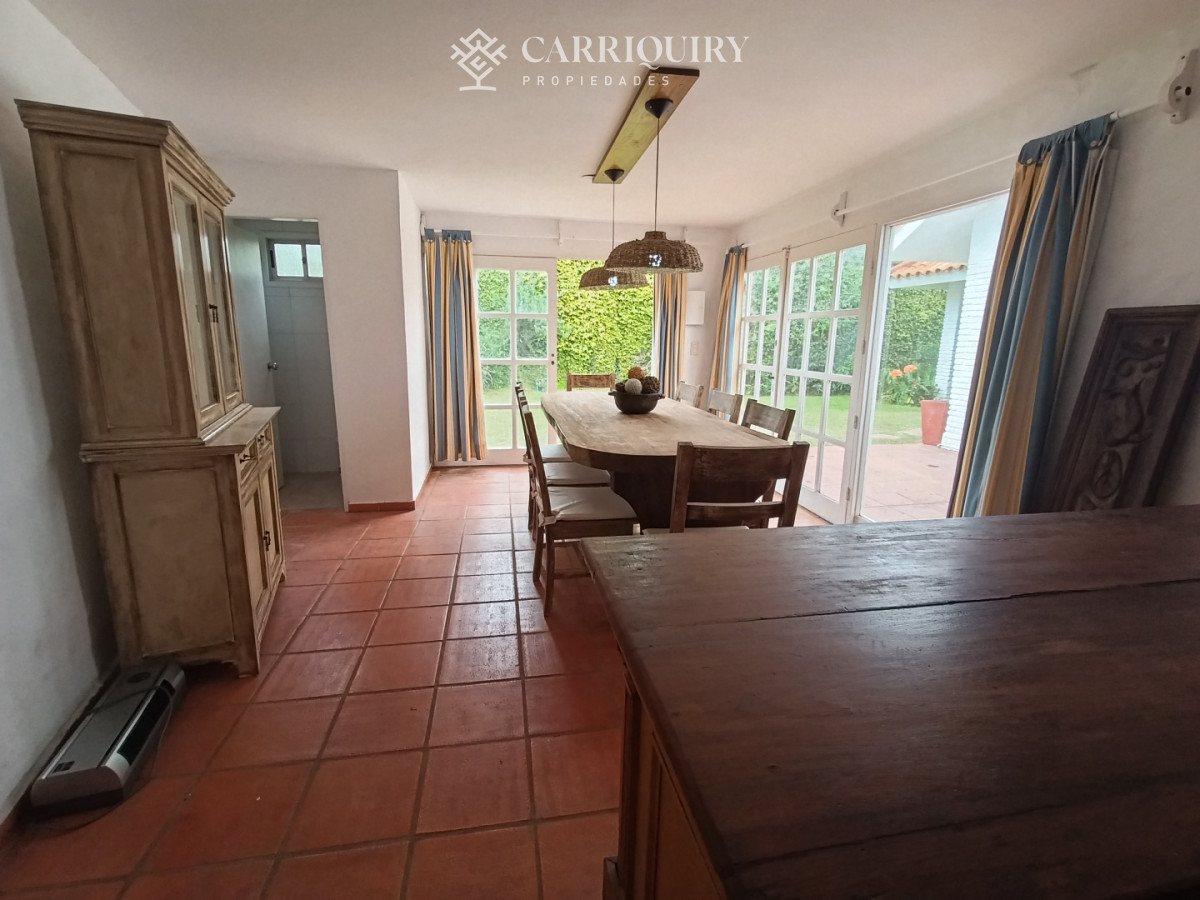 Casa ID.10691/Alquiler-de-temporada,-casa-de-3-dormitorios-con-piscina-y-barbacoa-abierta. - Disponible en alquier Casa en Mansa - Punta del Este, a pasos del mar