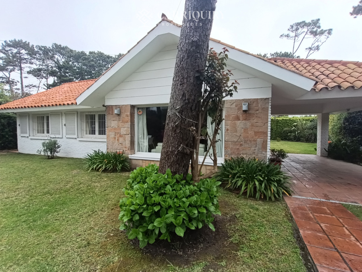 Casa ID.10691/Alquiler-de-temporada,-casa-de-3-dormitorios-con-piscina-y-barbacoa-abierta. - Disponible en alquier Casa en Mansa - Punta del Este, a pasos del mar