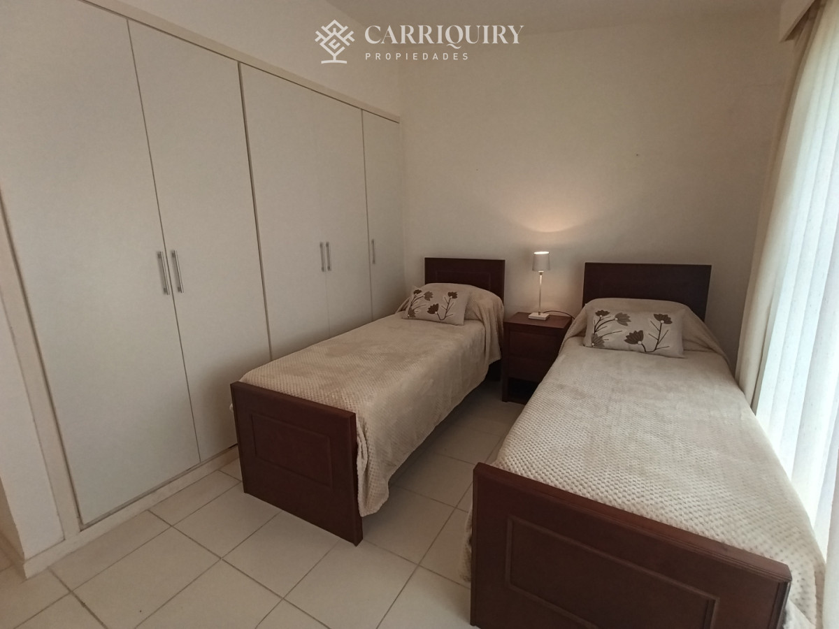 Casa ID.10691/Alquiler-de-temporada,-casa-de-3-dormitorios-con-piscina-y-barbacoa-abierta. - Disponible en alquier Casa en Mansa - Punta del Este, a pasos del mar