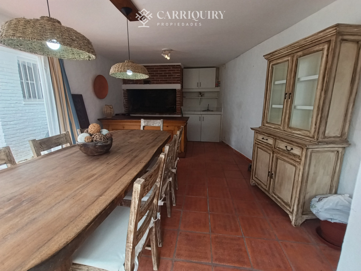 Casa ID.10691/Alquiler-de-temporada,-casa-de-3-dormitorios-con-piscina-y-barbacoa-abierta. - Disponible en alquier Casa en Mansa - Punta del Este, a pasos del mar