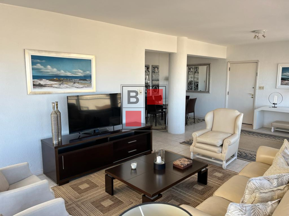 Apartamento ID.1101 - Apartamento esquinero de 2 dormitorios en venta, en Punta del Este*