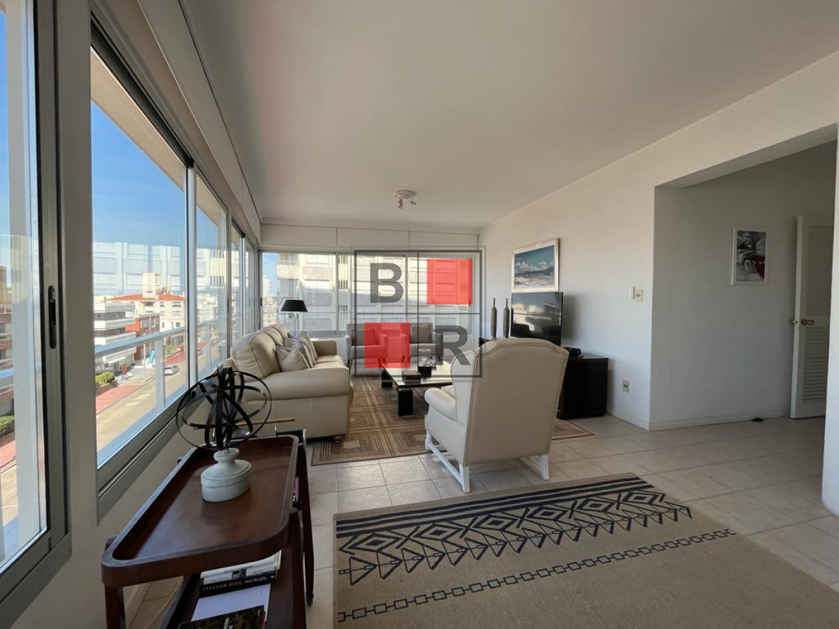 Apartamento ID.1101 - Apartamento esquinero de 2 dormitorios en venta, en Punta del Este*