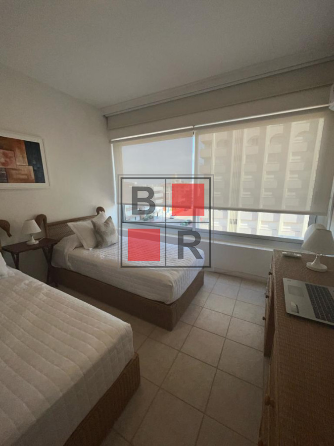 Apartamento ID.1101 - Apartamento esquinero de 2 dormitorios en venta, en Punta del Este*