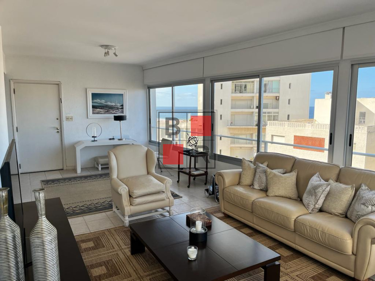 Apartamento ID.1101 - Apartamento esquinero de 2 dormitorios en venta, en Punta del Este*
