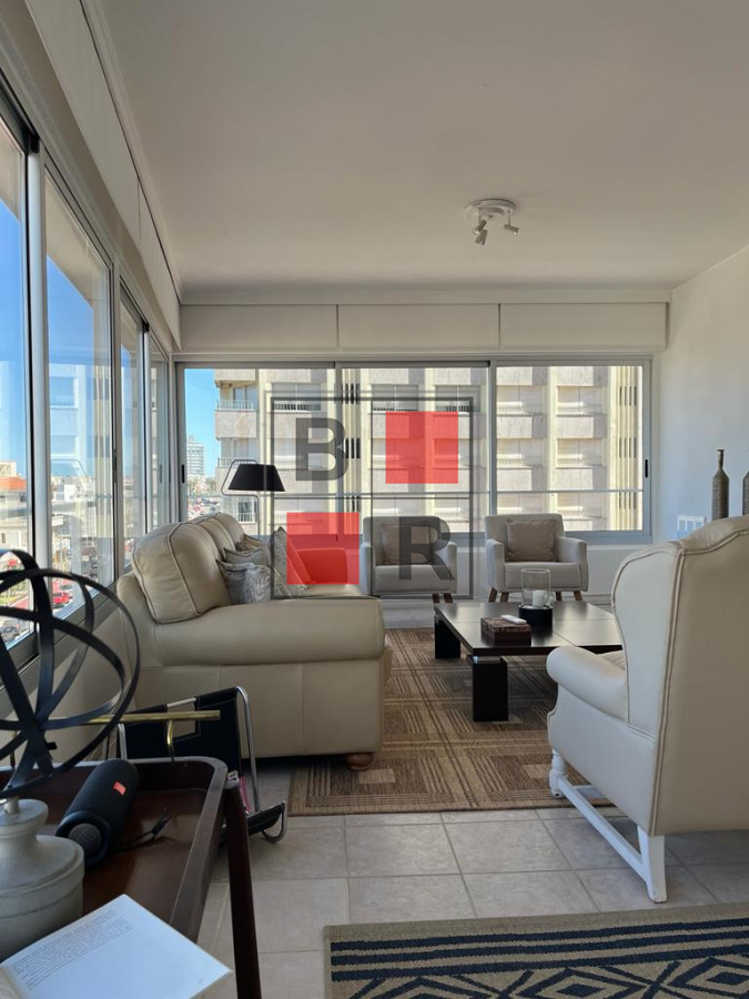 Apartamento ID.1101 - Apartamento esquinero de 2 dormitorios en venta, en Punta del Este*