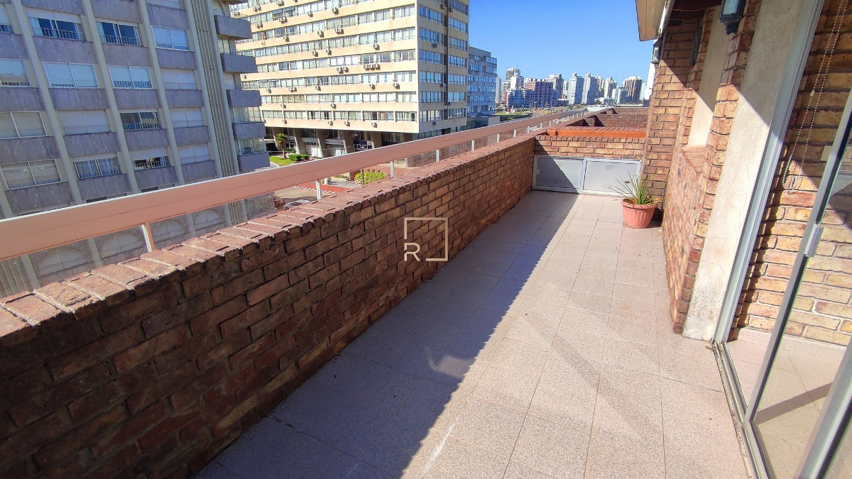 Apartamento ID.66 - Apartamento de 3 dormitorios, pent house, Punta del Este*