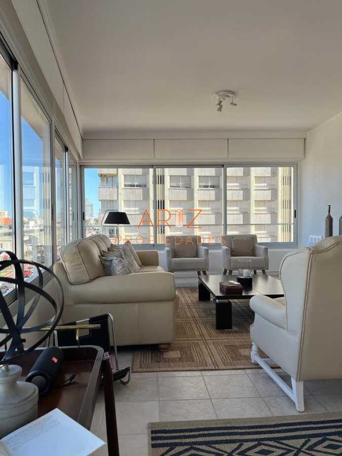 Apartamento ID.1667 - Apartamento esquinero de 2 dormitorios en venta, en Punta del Este*