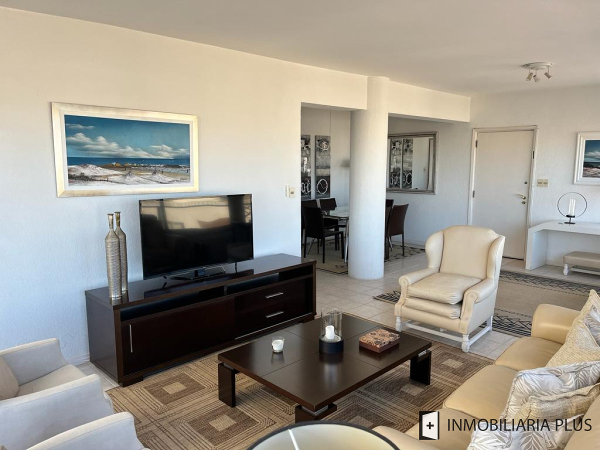 Apartamento ID.1019 - Venta de Apartamento a pasos de la playa El Emir de Punta del Este con 2 Dormitorios