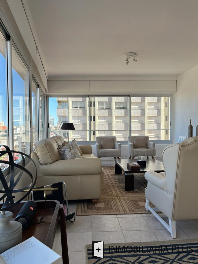 Apartamento ID.1019 - Venta de Apartamento a pasos de la playa El Emir de Punta del Este con 2 Dormitorios