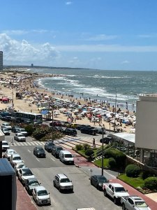  Venta de Apartamento a pasos de la playa El Emir de Punta del Este con 2 Dormitorios