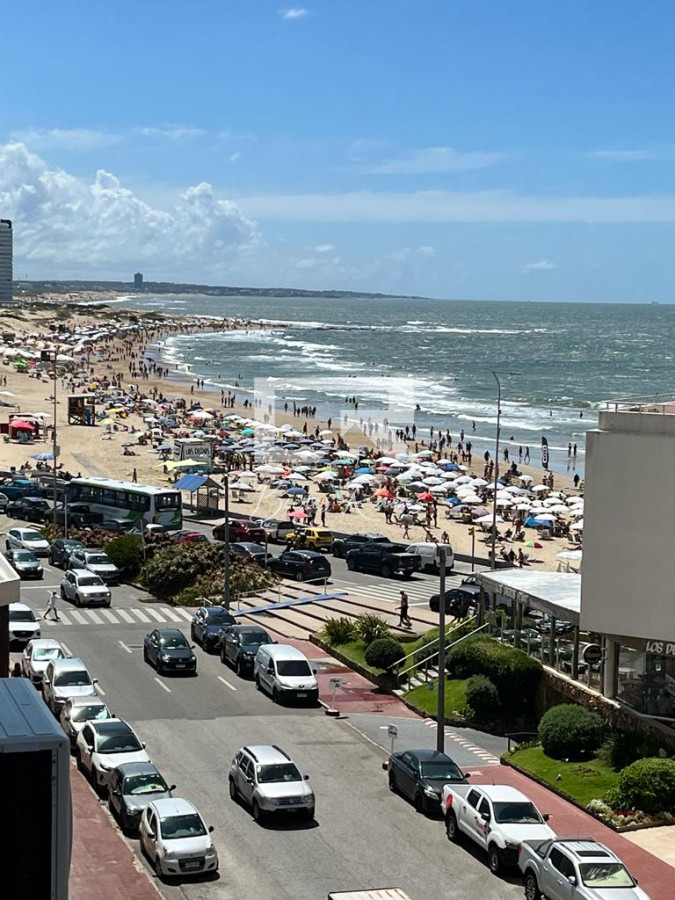 Apartamento ID.668 - Apartamento esquinero de 2 dormitorios en venta, en Punta del Este*
