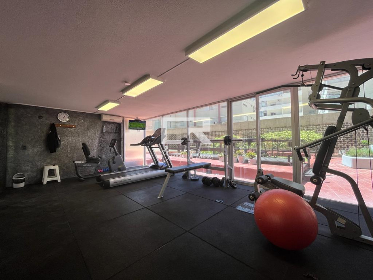 Apartamento ID.668 - Apartamento esquinero de 2 dormitorios en venta, en Punta del Este*