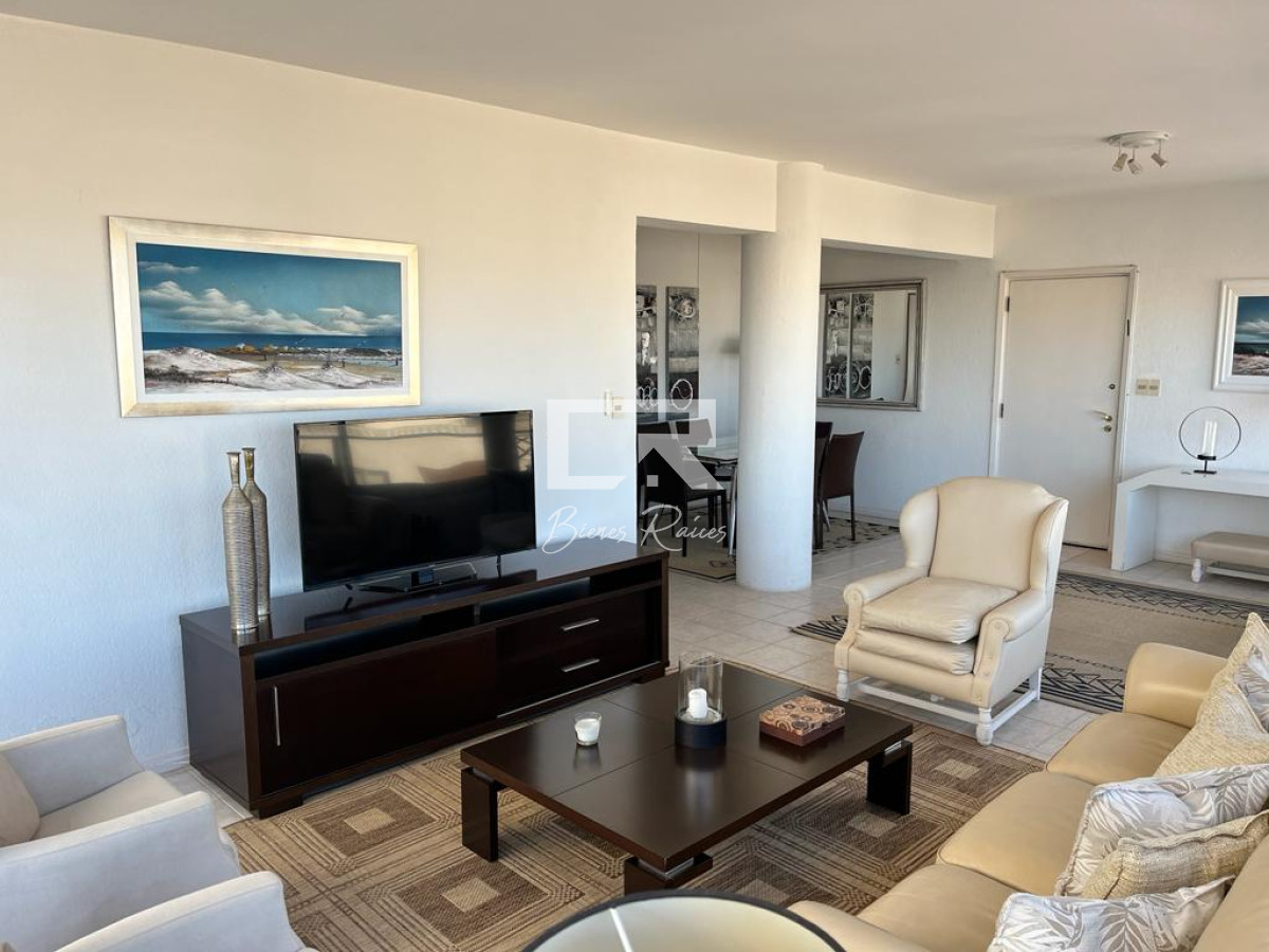Apartamento ID.668 - Apartamento esquinero de 2 dormitorios en venta, en Punta del Este*
