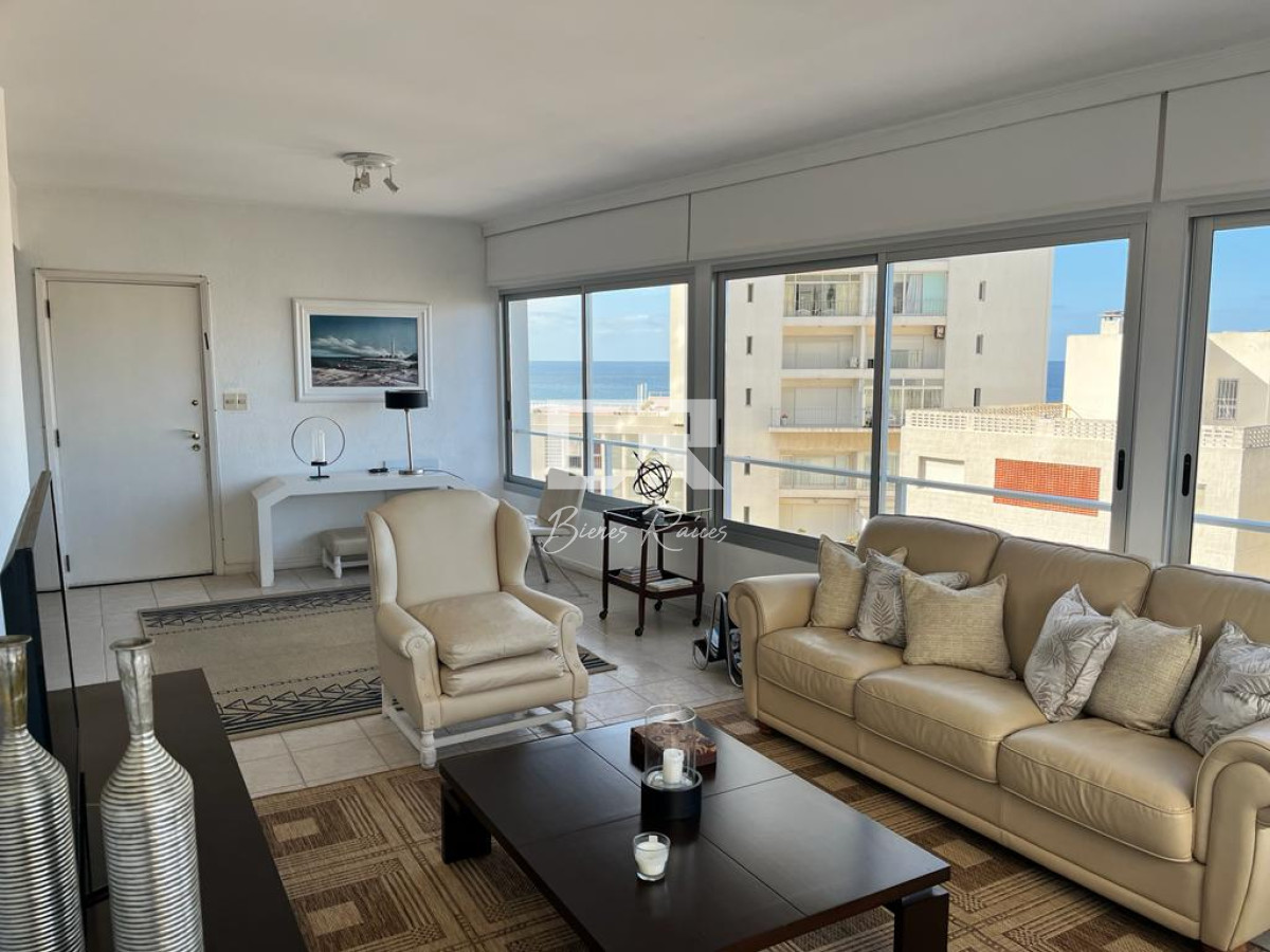Apartamento ID.668 - Apartamento esquinero de 2 dormitorios en venta, en Punta del Este*