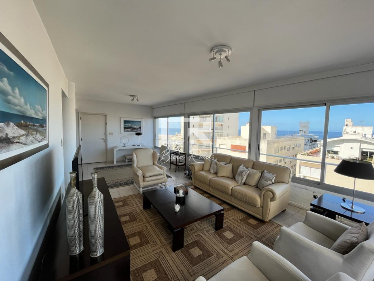 Apartamento ID.668 - Apartamento esquinero de 2 dormitorios en venta, en Punta del Este*