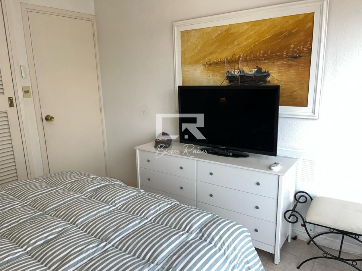 Apartamento ID.668 - Apartamento esquinero de 2 dormitorios en venta, en Punta del Este*