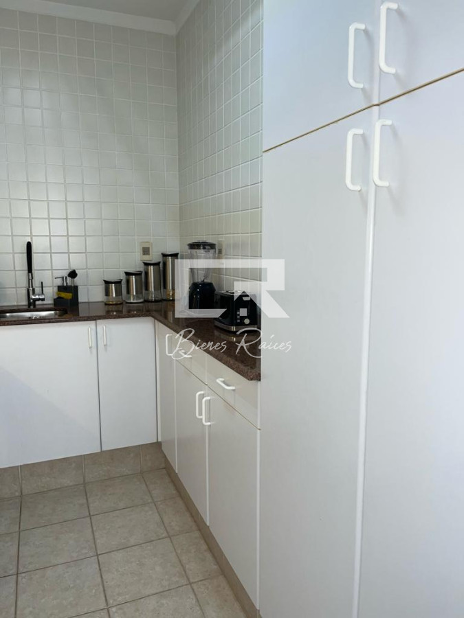 Apartamento ID.668 - Apartamento esquinero de 2 dormitorios en venta, en Punta del Este*