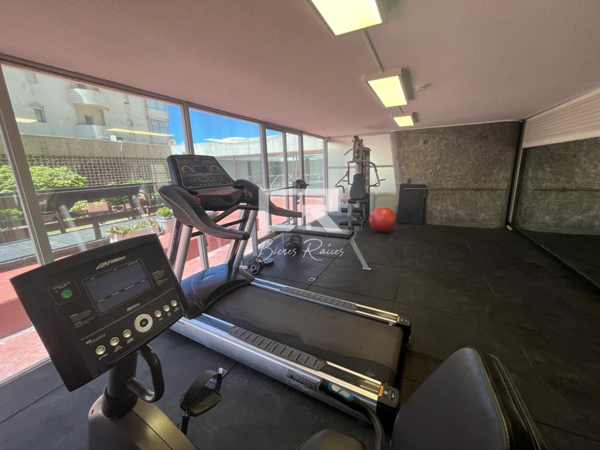 Apartamento ID.668 - Apartamento esquinero de 2 dormitorios en venta, en Punta del Este*