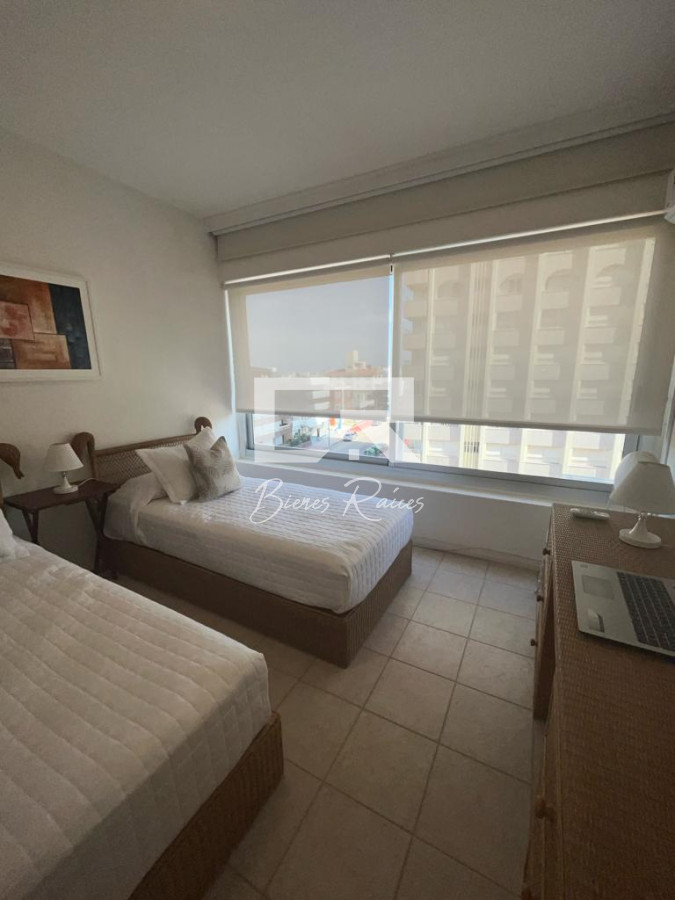 Apartamento ID.668 - Apartamento esquinero de 2 dormitorios en venta, en Punta del Este*