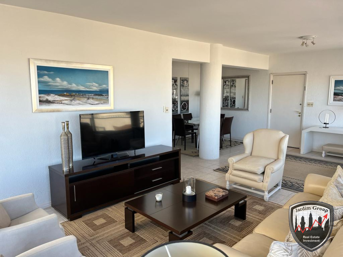 Apartamento ID.7109 - Apartamento esquinero de 2 dormitorios en venta, en Punta del Este*