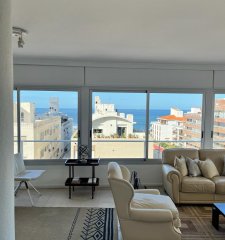 Apartamento esquinero de 2 dormitorios en venta, en Punta del Este*