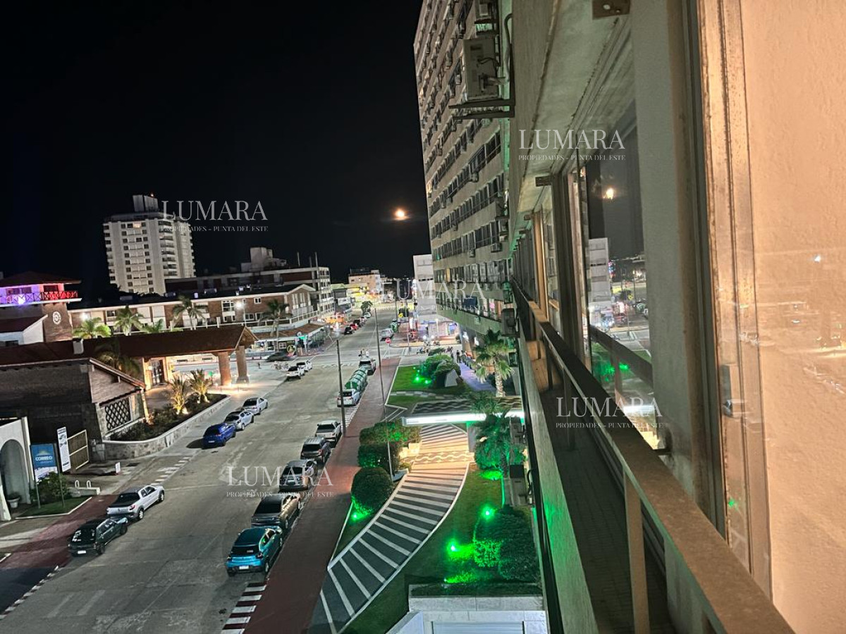 Apartamento ID.1102 - Apartamento esquinero de 2 dormitorios en venta, en Punta del Este*