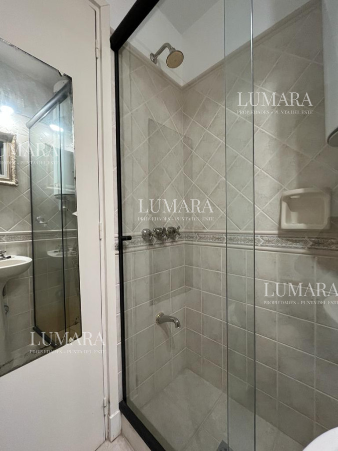 Apartamento ID.1102 - Apartamento esquinero de 2 dormitorios en venta, en Punta del Este*