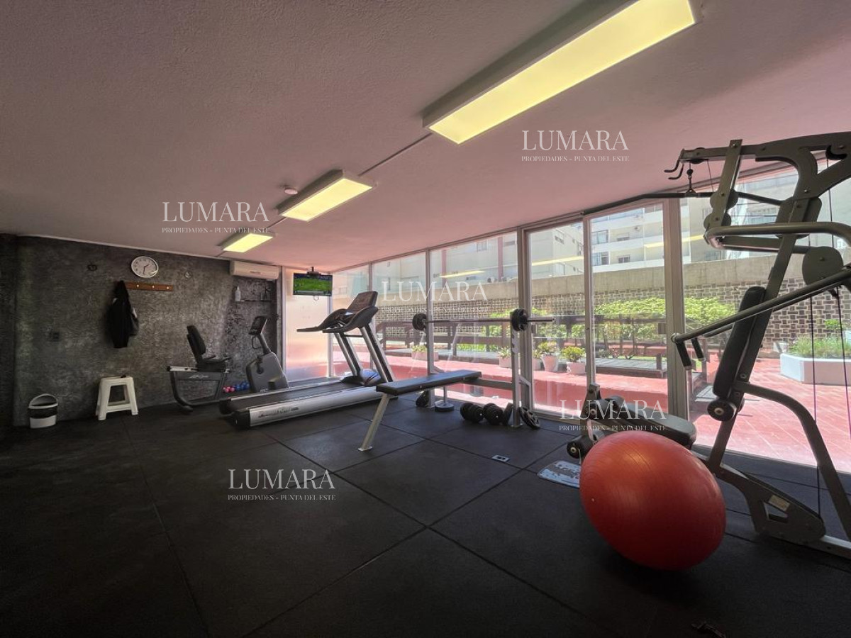 Apartamento ID.1102 - Apartamento esquinero de 2 dormitorios en venta, en Punta del Este*