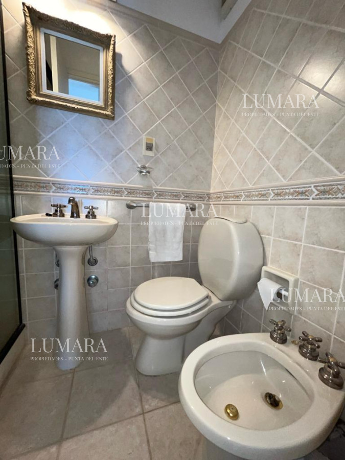 Apartamento ID.1102 - Apartamento esquinero de 2 dormitorios en venta, en Punta del Este*