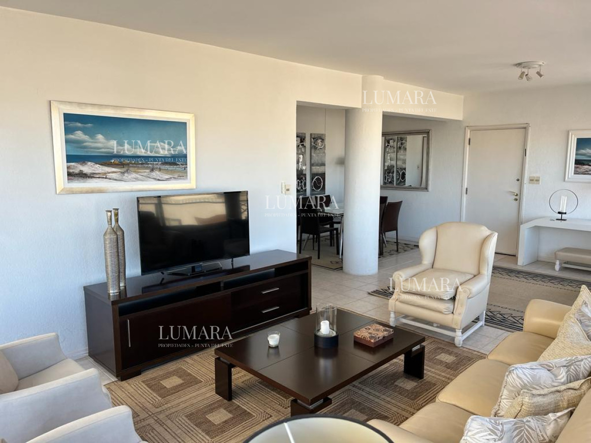 Apartamento ID.1102 - Apartamento esquinero de 2 dormitorios en venta, en Punta del Este*
