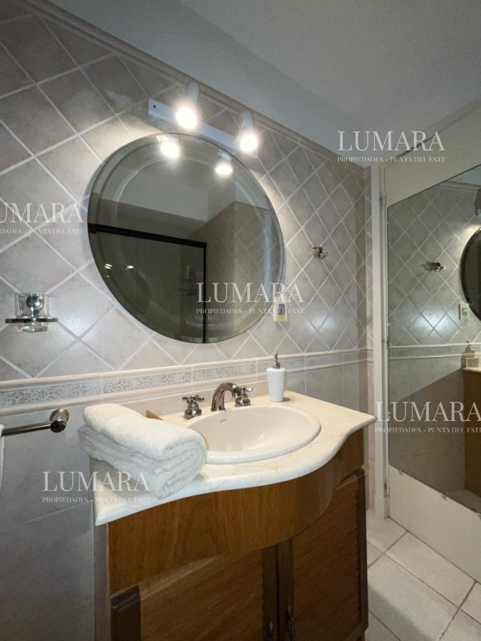 Apartamento ID.1102 - Apartamento esquinero de 2 dormitorios en venta, en Punta del Este*