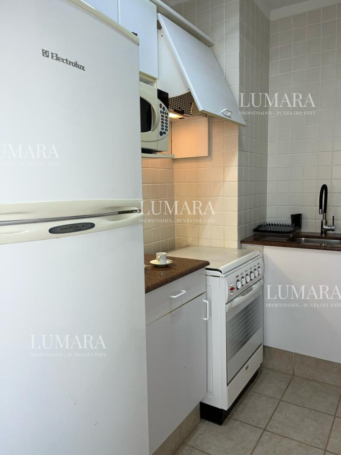 Apartamento ID.1102 - Apartamento esquinero de 2 dormitorios en venta, en Punta del Este*