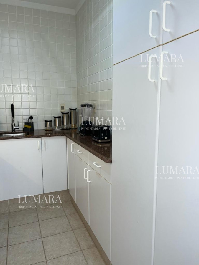 Apartamento ID.1102 - Apartamento esquinero de 2 dormitorios en venta, en Punta del Este*