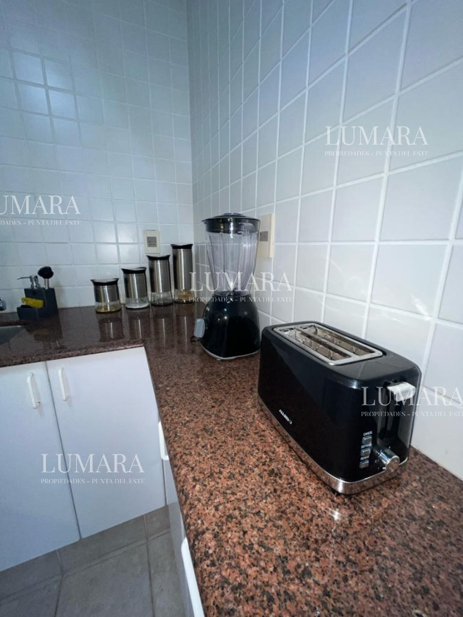 Apartamento ID.1102 - Apartamento esquinero de 2 dormitorios en venta, en Punta del Este*