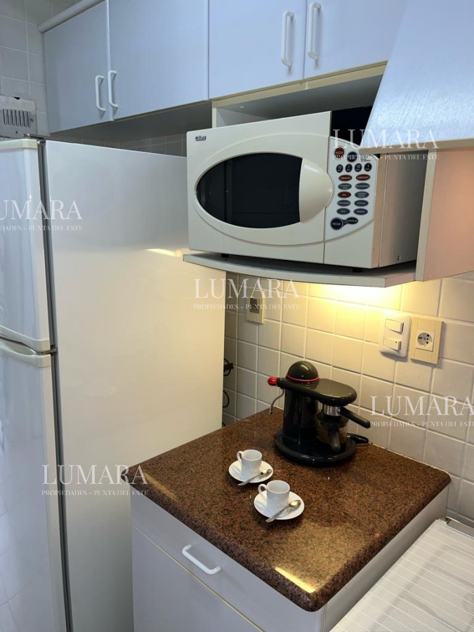 Apartamento ID.1102 - Apartamento esquinero de 2 dormitorios en venta, en Punta del Este*