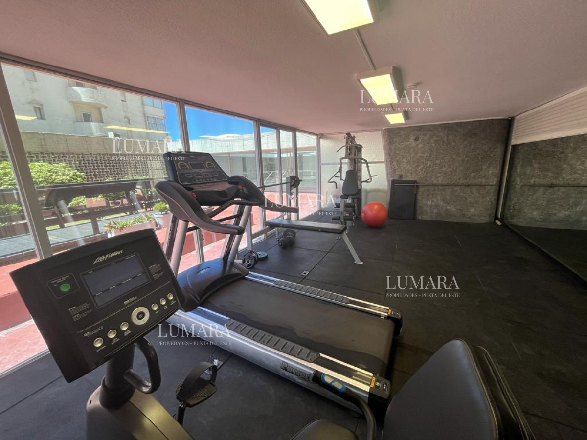 Apartamento ID.1102 - Apartamento esquinero de 2 dormitorios en venta, en Punta del Este*