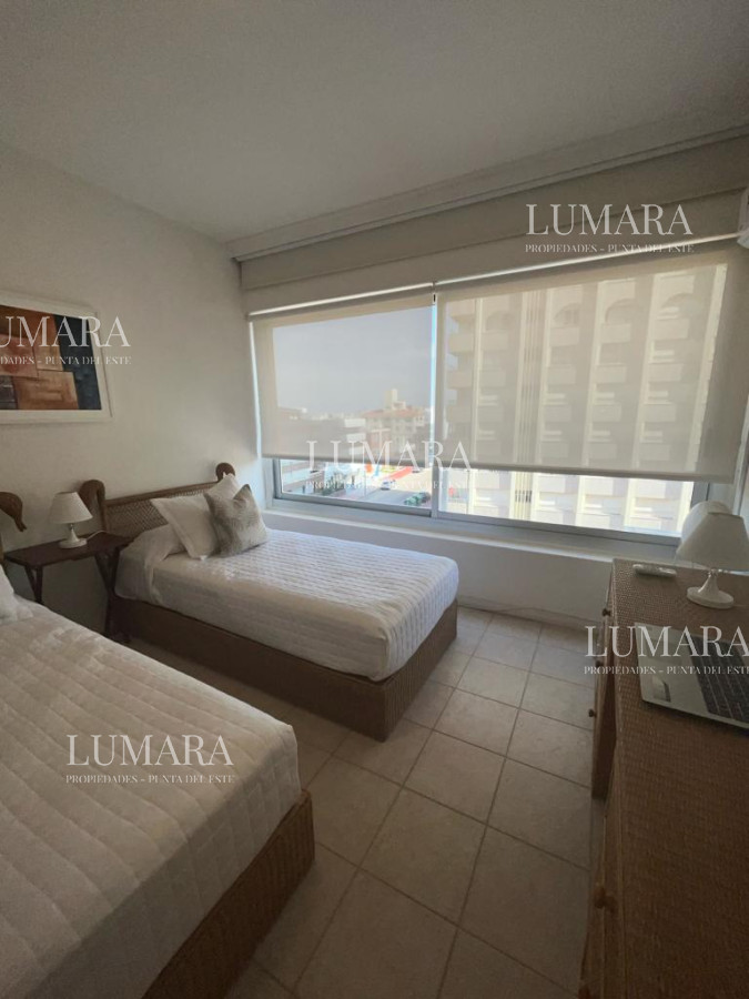 Apartamento ID.1102 - Apartamento esquinero de 2 dormitorios en venta, en Punta del Este*