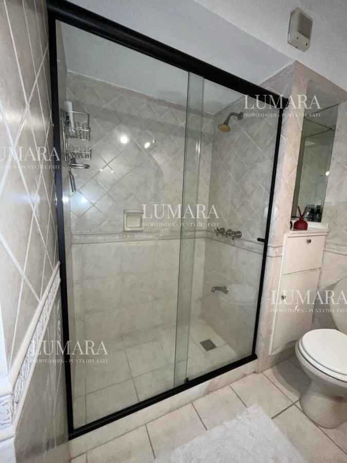 Apartamento ID.1102 - Apartamento esquinero de 2 dormitorios en venta, en Punta del Este*