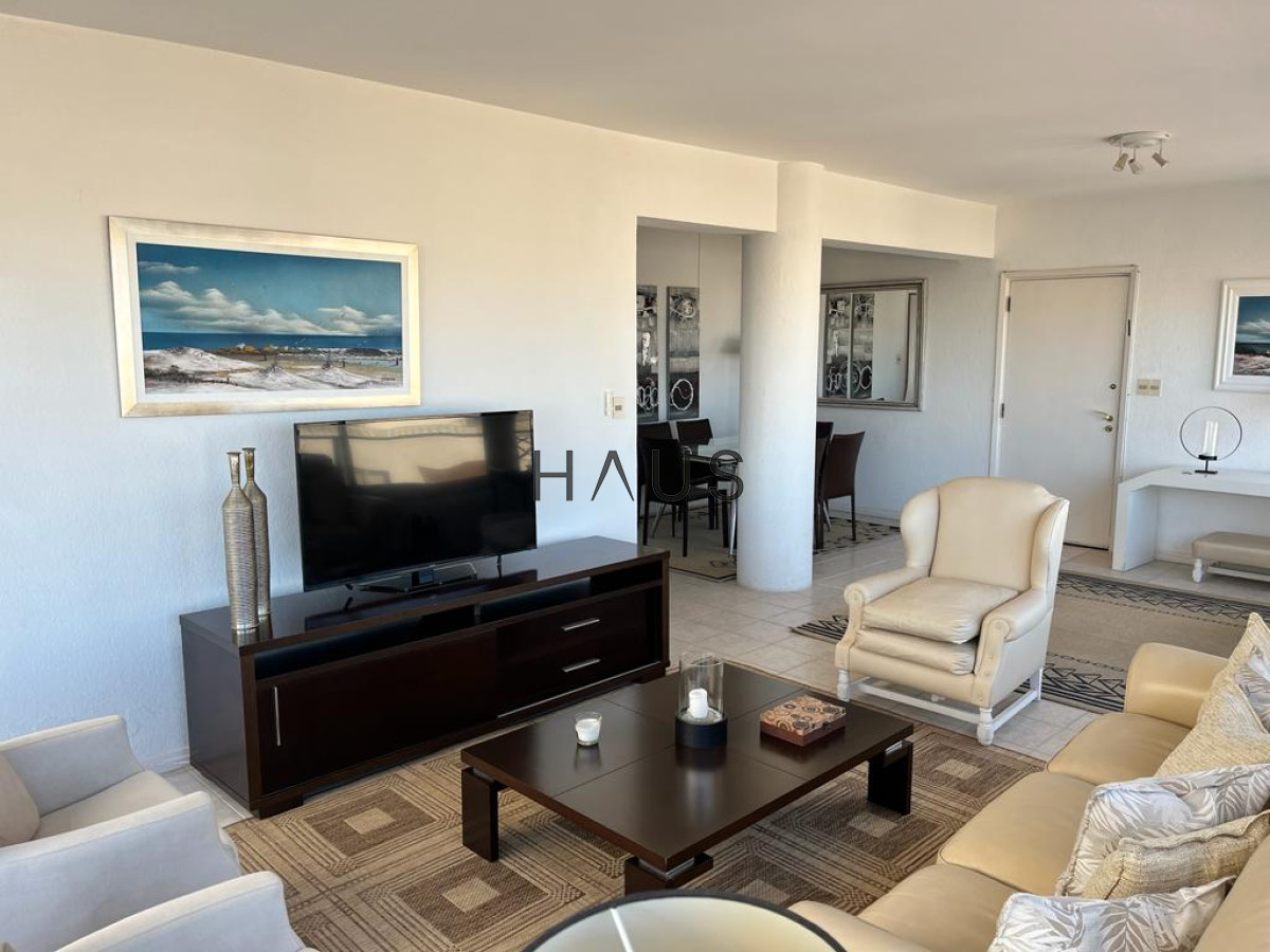 Apartamento ID.124 - Apartamento esquinero de 2 dormitorios en venta, en Punta del Este*