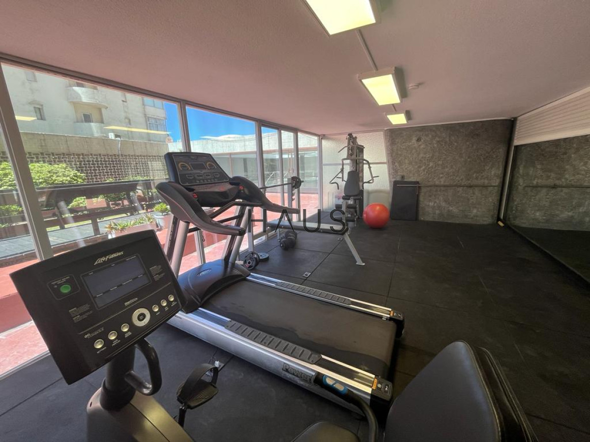 Apartamento ID.124 - Apartamento esquinero de 2 dormitorios en venta, en Punta del Este*