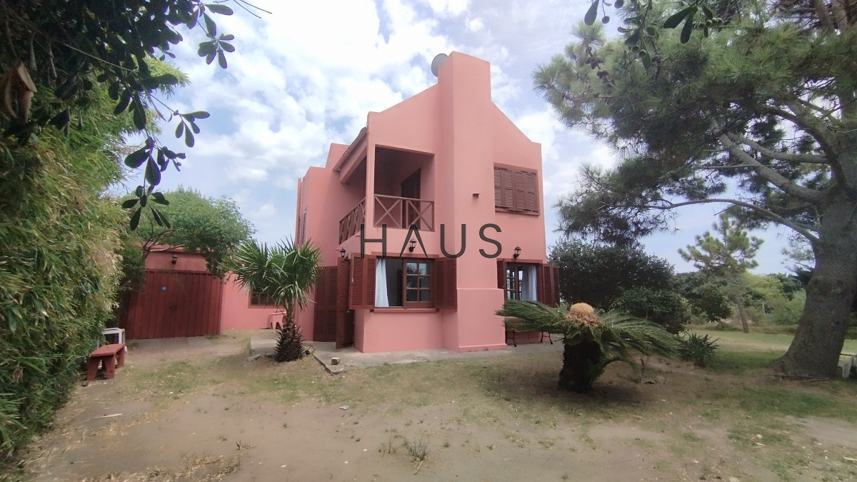 Casa ID.28 - Casa de 2 dormitorios, 2 baños balneario Buenos Aires. 