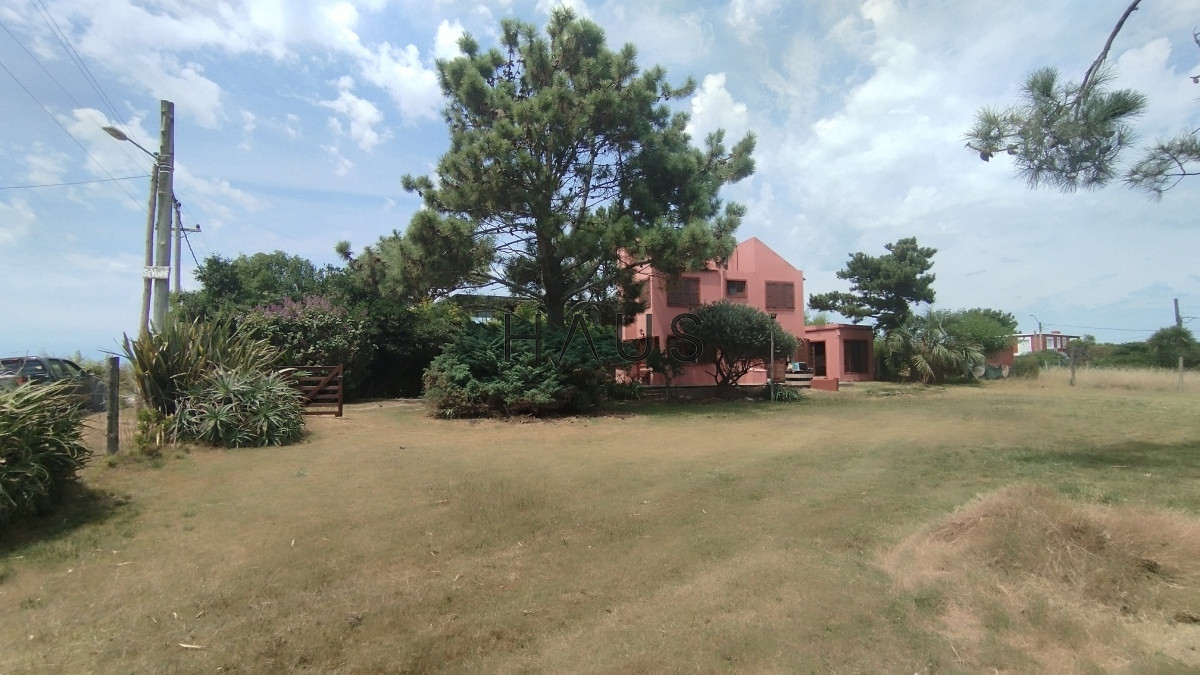 Casa ID.28 - Casa de 2 dormitorios, 2 baños balneario Buenos Aires. 
