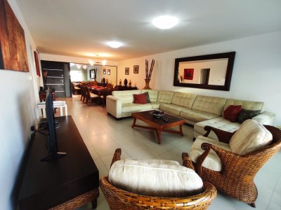 Apartamento en venta en Punta del Este, 3 dormitorios, parrillero propio