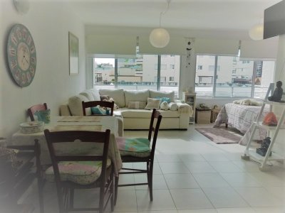 Monoambiente pent house, unico en Pení­nsula!! Todo reciclado, con terraza propia con parrillero - Ref : EQP1248